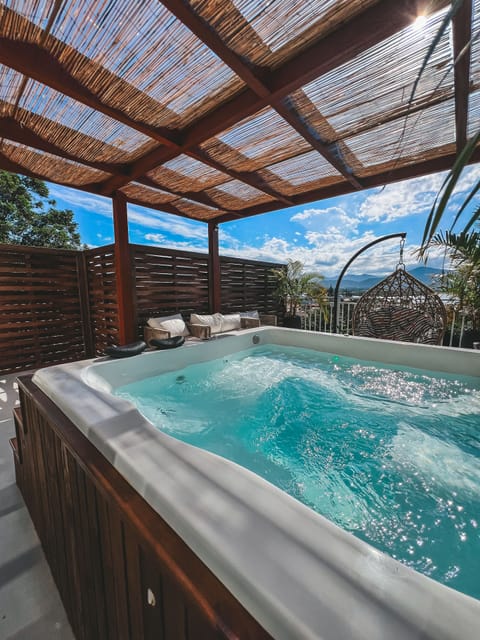 Romantic Bungalow, Jetted Tub, Lagoon View | Jetted tub