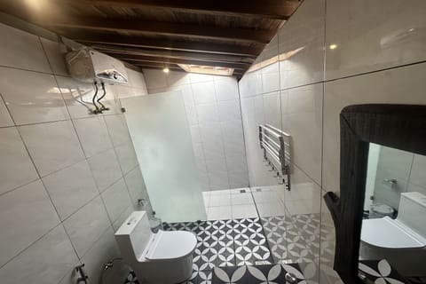 Family Room | Bathroom | Shower, rainfall showerhead, free toiletries, towels