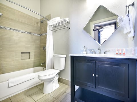 Deluxe Room, 1 Queen Bed | Bathroom | Combined shower/tub, designer toiletries, hair dryer, towels