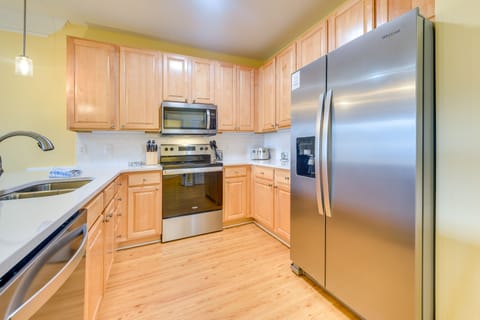 Apartment (3 Bedrooms) | Private kitchen | Microwave, oven, stovetop, dishwasher