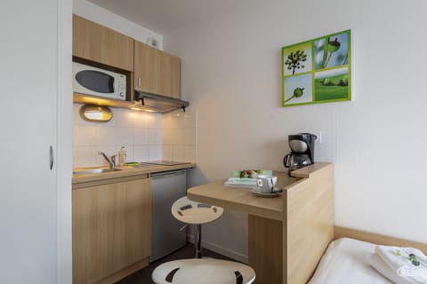 Studio (1 Adulte) | Private kitchen | Fridge, microwave, stovetop, electric kettle