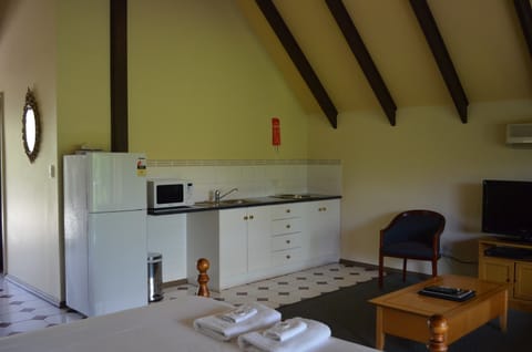 Loft | Private kitchen | Microwave, coffee/tea maker, electric kettle