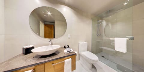 Four Bedroom Suite | Bathroom | Free toiletries, hair dryer, bathrobes, towels