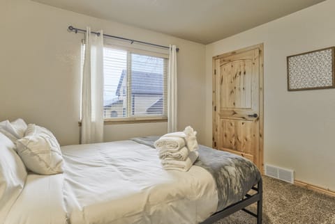 House | 2 bedrooms, iron/ironing board, free WiFi