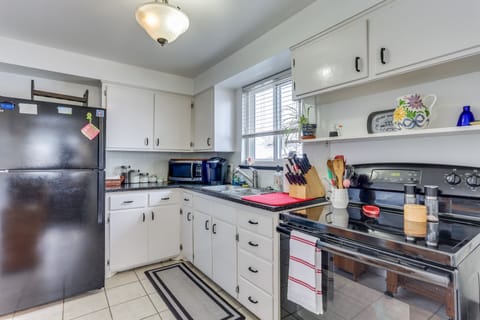 Apartment (2 Bedrooms) | Private kitchen | Microwave, oven, stovetop, cookware/dishes/utensils