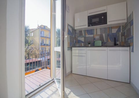 Deluxe Double or Twin Room | Private kitchen | Fridge, stovetop, espresso maker, coffee/tea maker