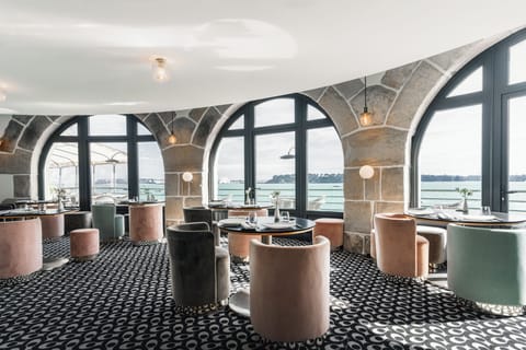 Breakfast, lunch, dinner served; local cuisine, ocean views