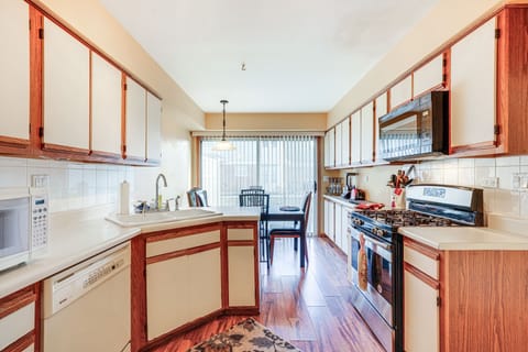 Apartment (2 Bedrooms) | Private kitchen | Microwave, oven, stovetop, dishwasher