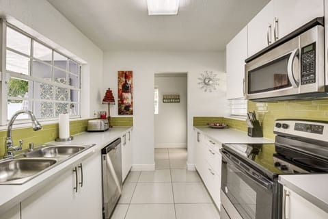 House (3 Bedrooms) | Private kitchen | Microwave, oven, stovetop, dishwasher