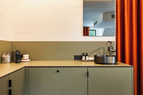 Deluxe Studio | Desk, laptop workspace, soundproofing, free WiFi