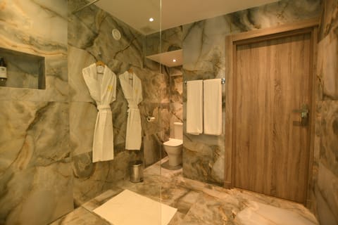 Superior Suite, Balcony | Bathroom | Shower, rainfall showerhead, hair dryer, towels