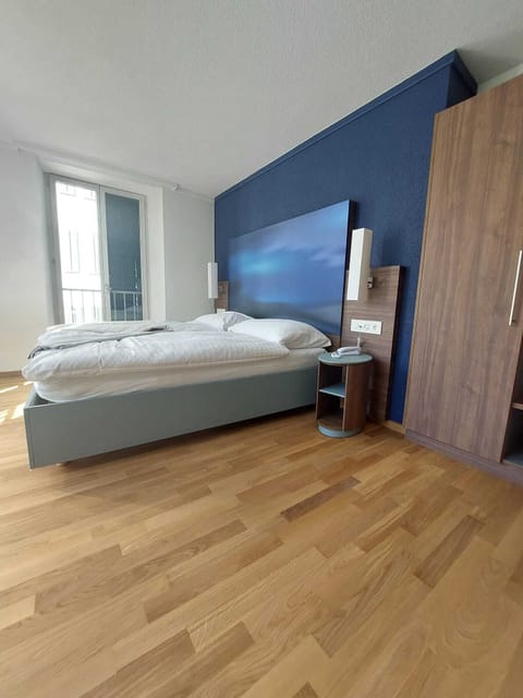 Classic Twin Room | In-room safe, desk, laptop workspace, blackout drapes