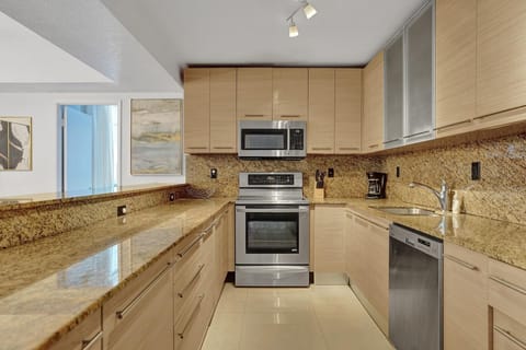 Design Apartment, 4 Bedrooms, Courtyard View | Private kitchen | Full-size fridge, microwave, stovetop, dishwasher