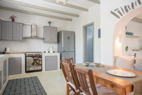 Classic Villa | Private kitchen | Mini-fridge, oven, espresso maker, coffee/tea maker