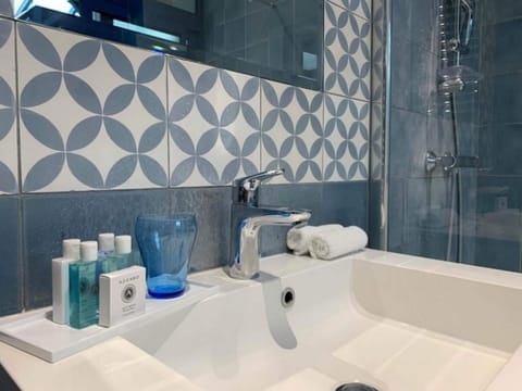 Chambre Tiffany | Bathroom | Hair dryer, bathrobes, slippers, towels