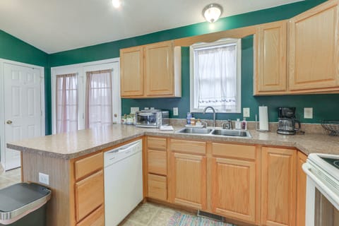 House (3 Bedrooms) | Private kitchen | Microwave, oven, stovetop, dishwasher