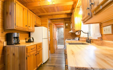 Luxury Cabin, 2 Bedrooms, Hot Tub | Private kitchen | Stovetop, cookware/dishes/utensils