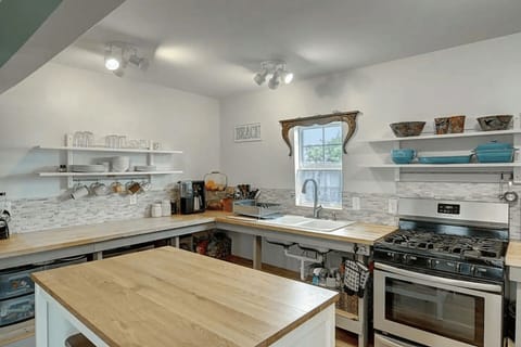 Family Cottage | Private kitchen | Mini-fridge, microwave, dishwasher, toaster