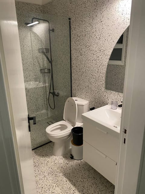 Apartment, 2 Bedrooms, Accessible, Smoking | Bathroom