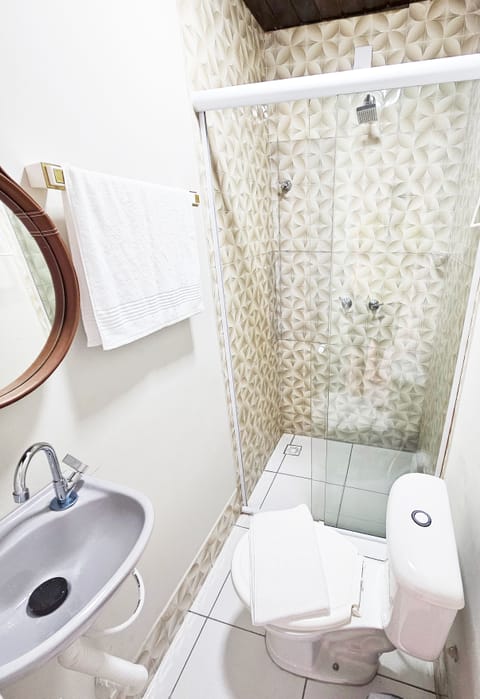 Executive Room | Bathroom | Free toiletries, towels