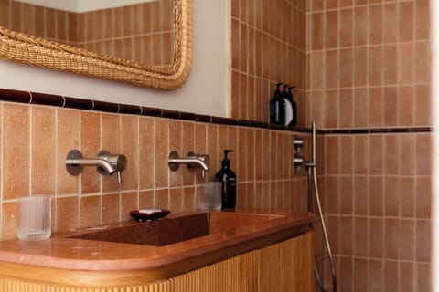 Suite (Pigeonnier) | Bathroom | Free toiletries, hair dryer, bathrobes, towels