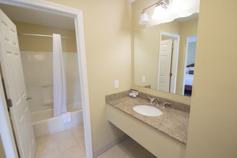 Family Suite, Multiple Beds | Bathroom | Hair dryer, towels