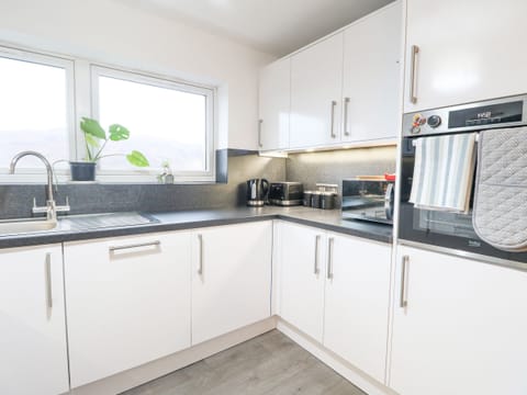 Fridge, dishwasher, cookware/dishes/utensils