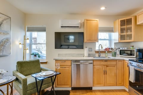 Apartment (0 Bedroom) | Private kitchen | Microwave, oven, stovetop, dishwasher