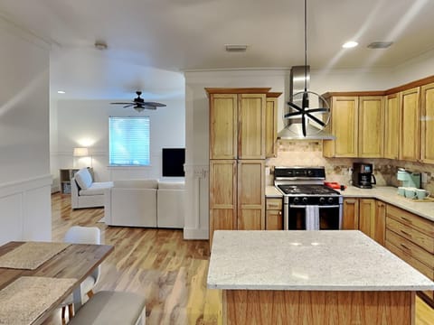 House, Multiple Beds, Patio, Pool View | Private kitchen | Fridge, microwave, oven, stovetop