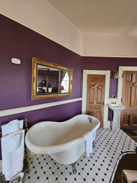 Traditional Room, 1 King Bed | Bathroom | Shower, free toiletries, towels, soap