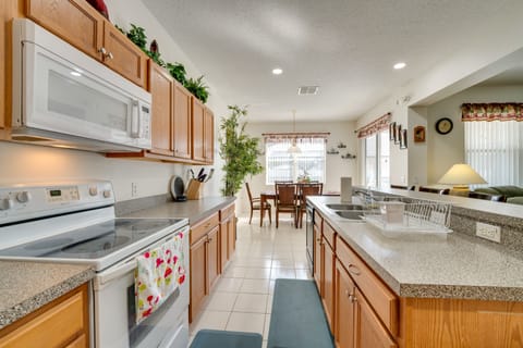 House (5 Bedrooms) | Private kitchen | Microwave, oven, stovetop, dishwasher