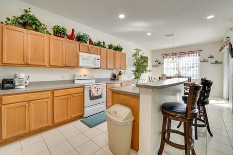 House (5 Bedrooms) | Private kitchen | Microwave, oven, stovetop, dishwasher