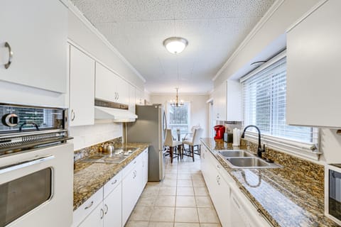 House (3 Bedrooms) | Private kitchen | Oven, stovetop, dishwasher, cookware/dishes/utensils