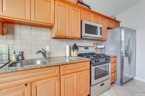 Apartment (3 Bedrooms) | Private kitchen | Microwave, oven, stovetop, dishwasher