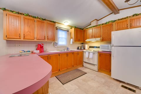 House (2 Bedrooms) | Private kitchen | Paper towels