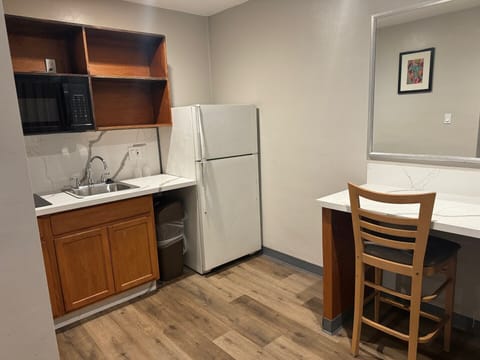 Standard Double or Twin Room | Private kitchen | Microwave