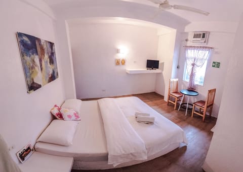 Deluxe Room, 1 Queen Bed, Non Smoking, Bay View | Iron/ironing board, free WiFi, bed sheets