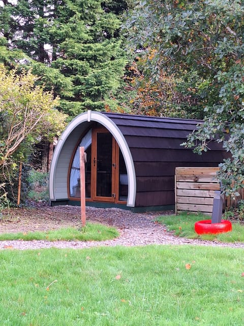 GLAMPING POD 1 | Desk, laptop workspace, iron/ironing board, free WiFi