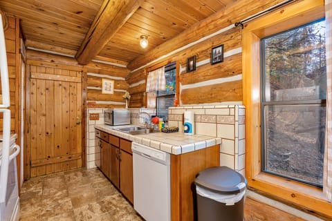 Cabin, Multiple Beds, Patio, Mountain View (The Log Home) | Private kitchen | Fridge, microwave, oven, stovetop