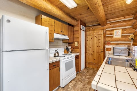 Cabin, Multiple Beds, Patio, Mountain View (The Log Home) | Private kitchen | Fridge, microwave, oven, stovetop