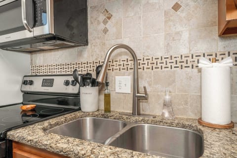 House, Multiple Beds, Hot Tub, Garden View | Private kitchen | Fridge, microwave, oven, stovetop