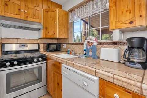 Cabin, Multiple Beds, Balcony, Mountain View (Cozy Bear North) | Private kitchen | Fridge, microwave, oven, stovetop