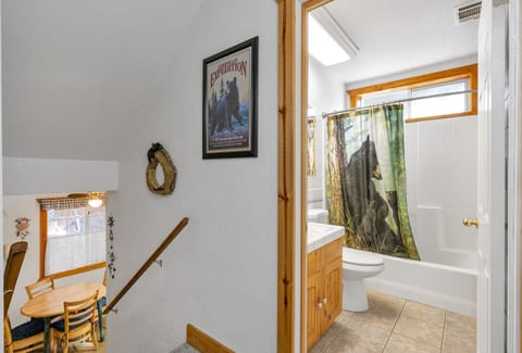 Cabin, Multiple Beds, Patio, Mountain View (Cozy Bear South) | Bathroom | Combined shower/tub, towels