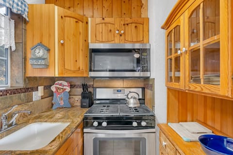 Cabin, Multiple Beds, Patio, Mountain View (Cozy Bear South) | Private kitchen | Fridge, microwave, oven, stovetop