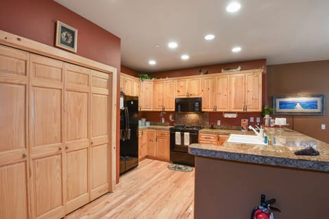 Townhome, Multiple Beds, Pool Access, Garden View | Private kitchen | Fridge, microwave, oven, stovetop