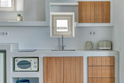 Espresso maker, coffee/tea maker, dining tables