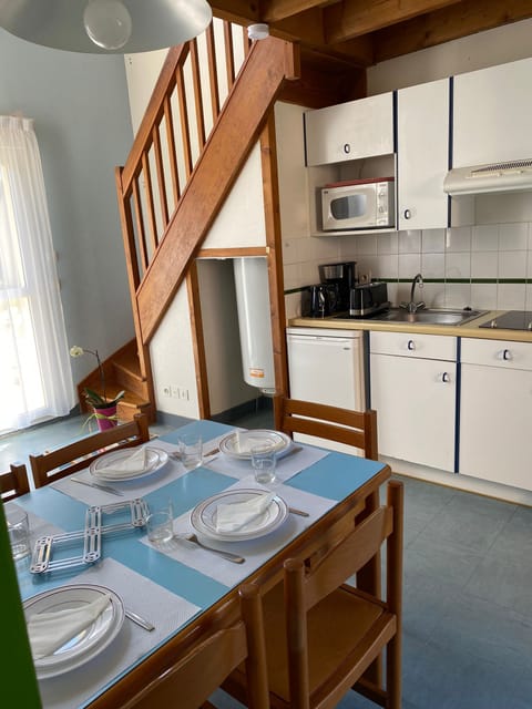 Apartment, 1 Bedroom | Private kitchen | Fridge, microwave, stovetop, cookware/dishes/utensils
