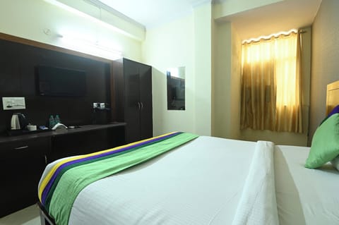 Deluxe Double Room | In-room safe, desk, iron/ironing board, bed sheets