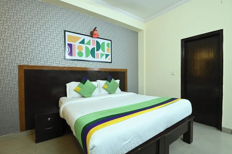 Deluxe Double Room | In-room safe, desk, iron/ironing board, bed sheets