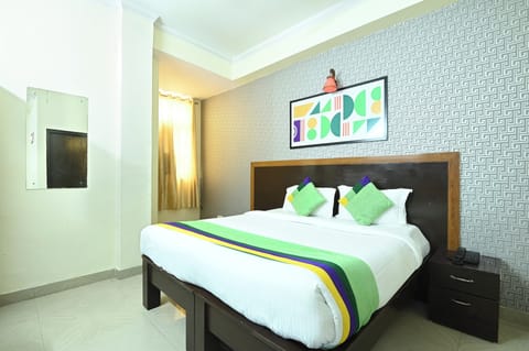 Deluxe Double Room | In-room safe, desk, iron/ironing board, bed sheets